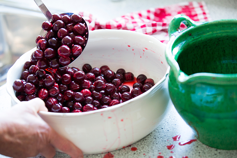 Morellen overscheppen in een schaal